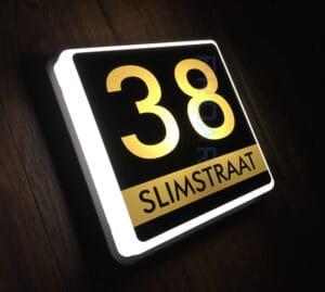 nowoczesny numer domu LED z czujnikiem zmierzchu M1