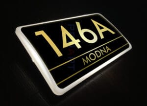 nowoczesny numer domu podświetlany energooszczędnym oświetleniem LED