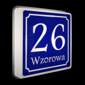 Klasyczny podświetlany numer domu LED Wzór J z białą ramką maskującą. Klasyczne wzornictwo numeracji budynków.