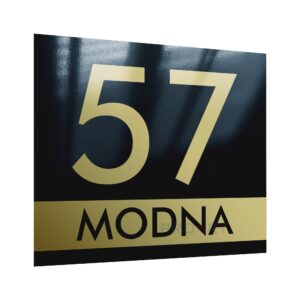 Metalowa tabliczka, modny numer domu dla nowoczesnego stylu architektonicznego budynku.
