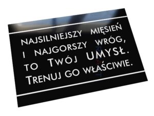 Metalowa tabliczka z motywacyjnym cytatem